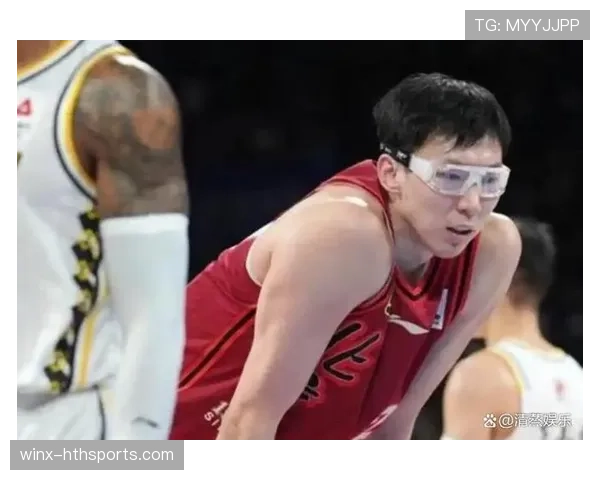 周琦这身材管理也太狠了，场下喝口水都像在算卡路里