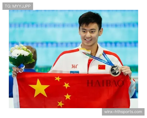 刷到宁泽涛最新生活照，客厅像小博物馆，我的租房饭桌瞬间灰掉