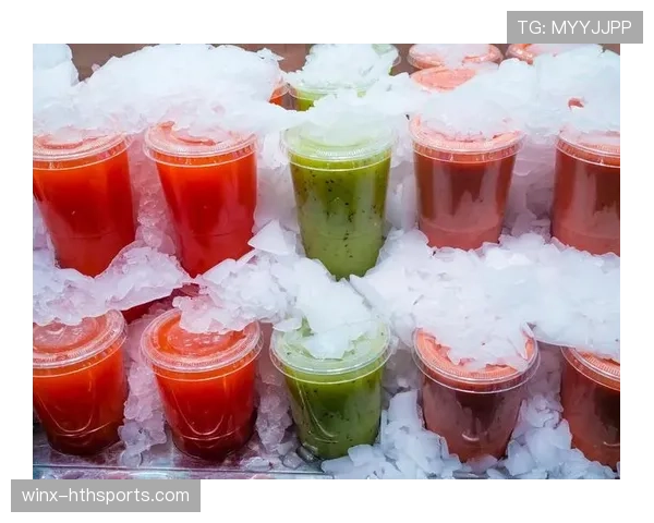 安洗莹训练完直接啃冰块降温，这自律程度看得我手里的奶茶不香了